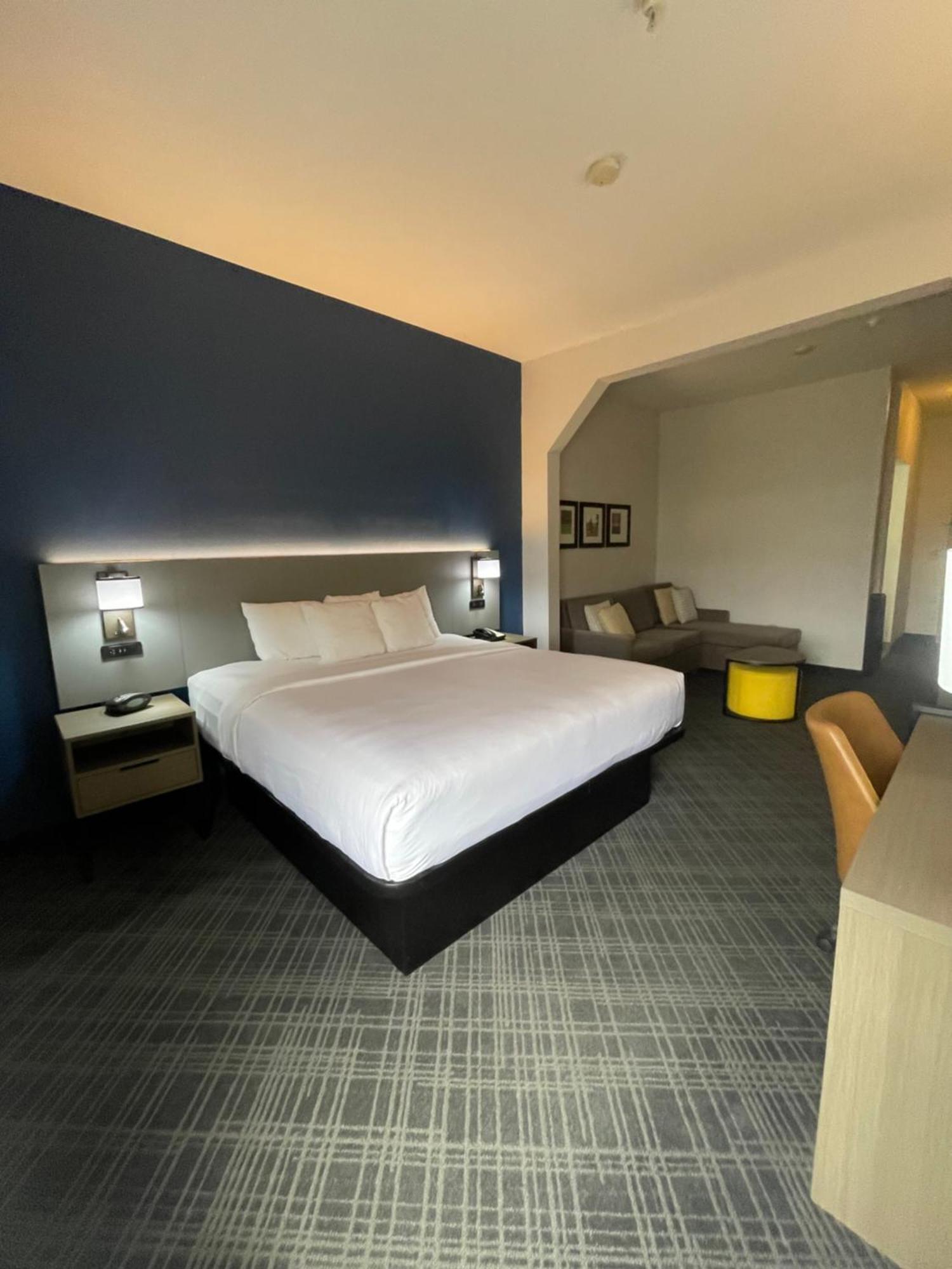 קרוסוויל Comfort Suites מראה חיצוני תמונה